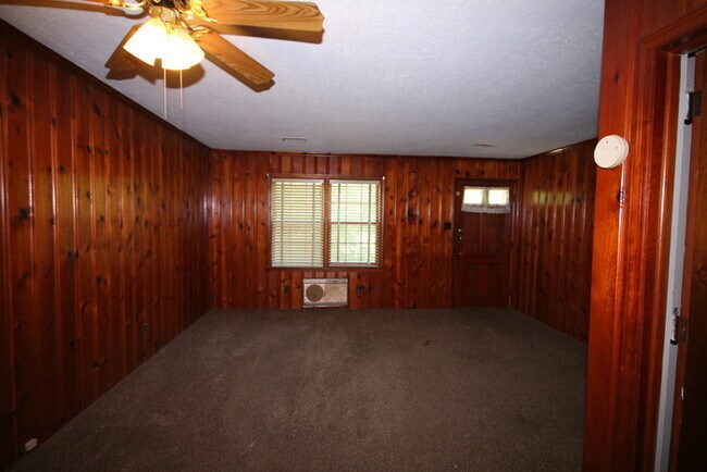 Building Photo - 2 Bedroom 1 Bath Apartment