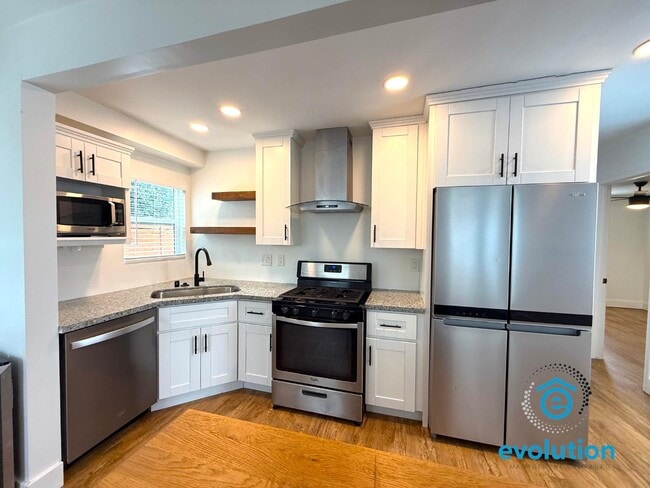 Foto del edificio - 4064 Laverne Pl