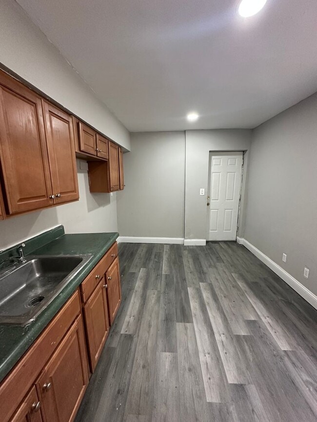 Building Photo - 4 bed, 2 full bath rowhome