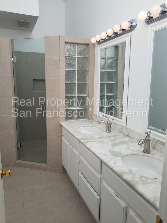 Building Photo - 3BD/2.5BA Waterfront Townhome