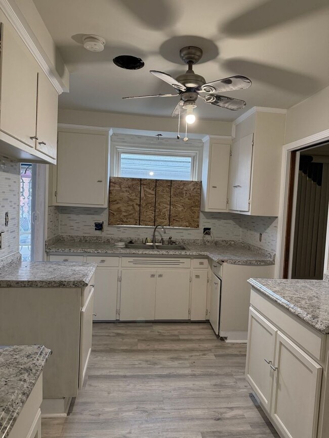 Building Photo - 3 bedroom brick ranch