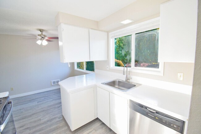 Foto del edificio - Newly Updated Single Level 2 Bedroom Apt in SE Portland!