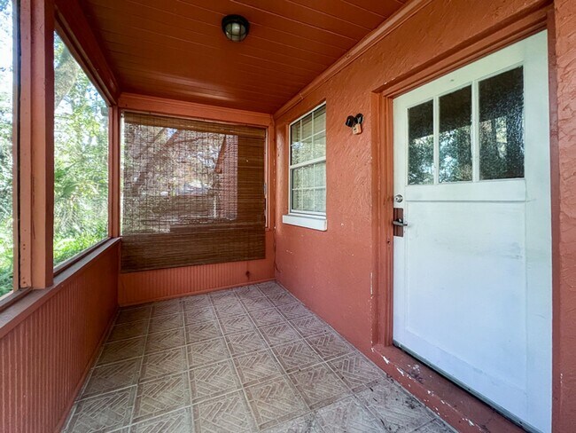 Building Photo - 2BR/1BA Pet Friendly House - available early May!