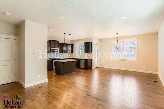 Building Photo - Stylish 3-Bedroom Home with Modern Comfort...