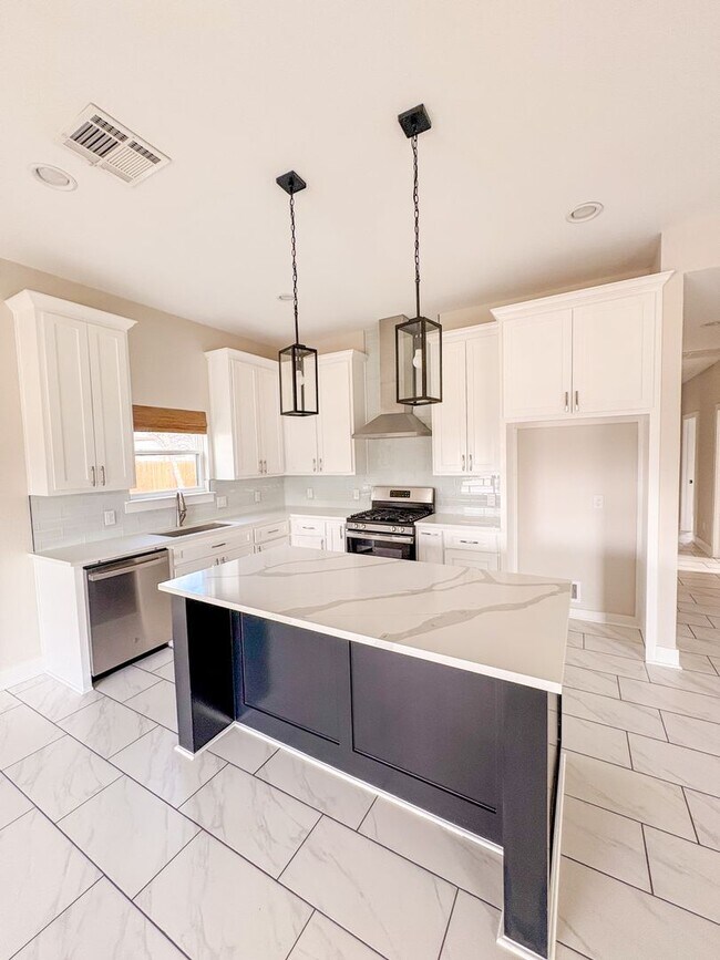 Building Photo - 207 N Tyler St