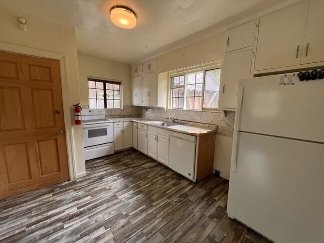 Foto del edificio - 3-bedroom, 2-bath student house