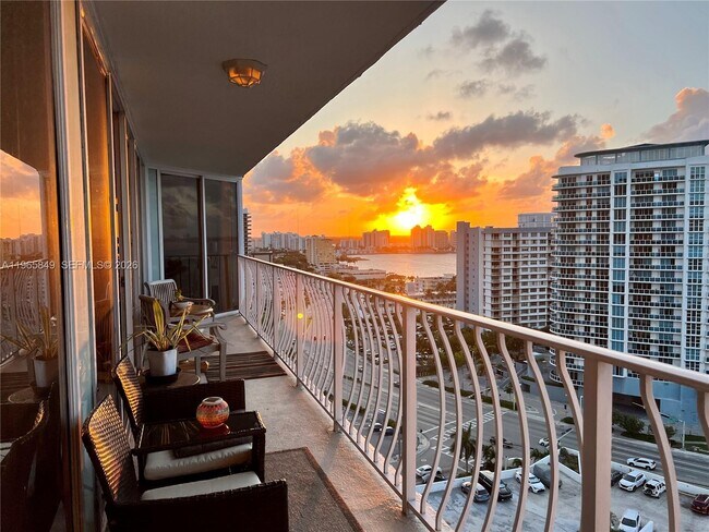 Foto del edificio - 7601 E Treasure Dr