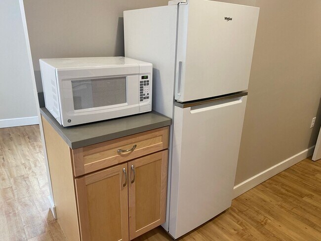 Foto del edificio - Putnam Winslow– $1,350 – 1 Bathroom Studio, 370 SQ.FT. – UTILITIES INCLUDED, Available 6/8/26