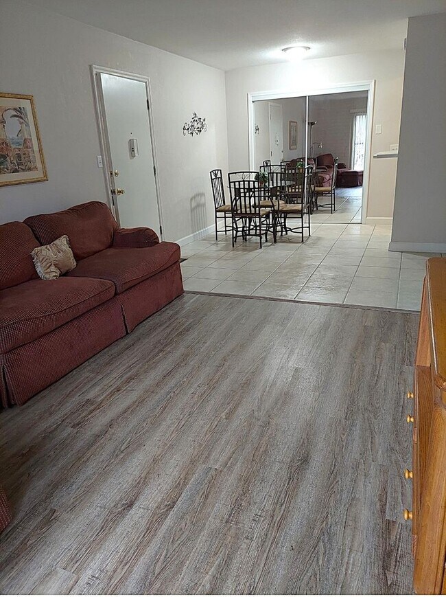 Foto del edificio - Just Reduced!! Attn: Doctors, Nurses and Interns - Walk To Shands!