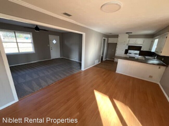 Building Photo - 3 br, 1.5 bath House - 1306 E. 1st