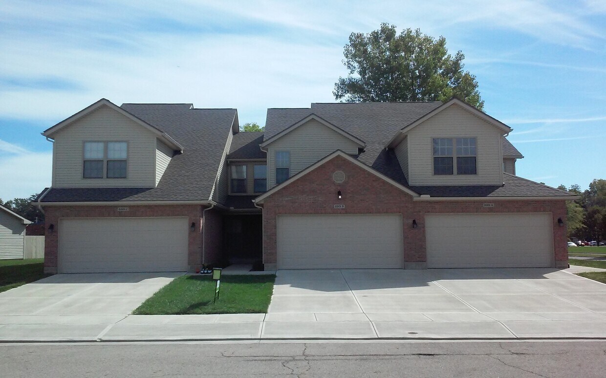 Building Photo - 2201 Shamrock Ln