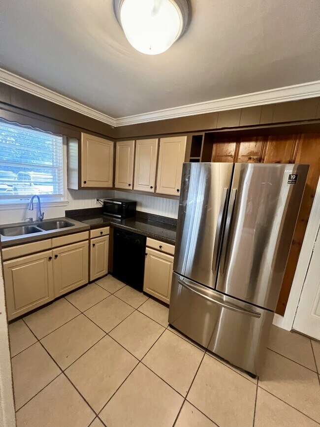 Cocina / todos los electrodomésticos permanecen - 1247 Elvis Presley Dr