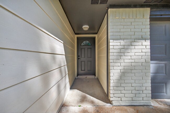 Building Photo - 4911 Maurita Dr