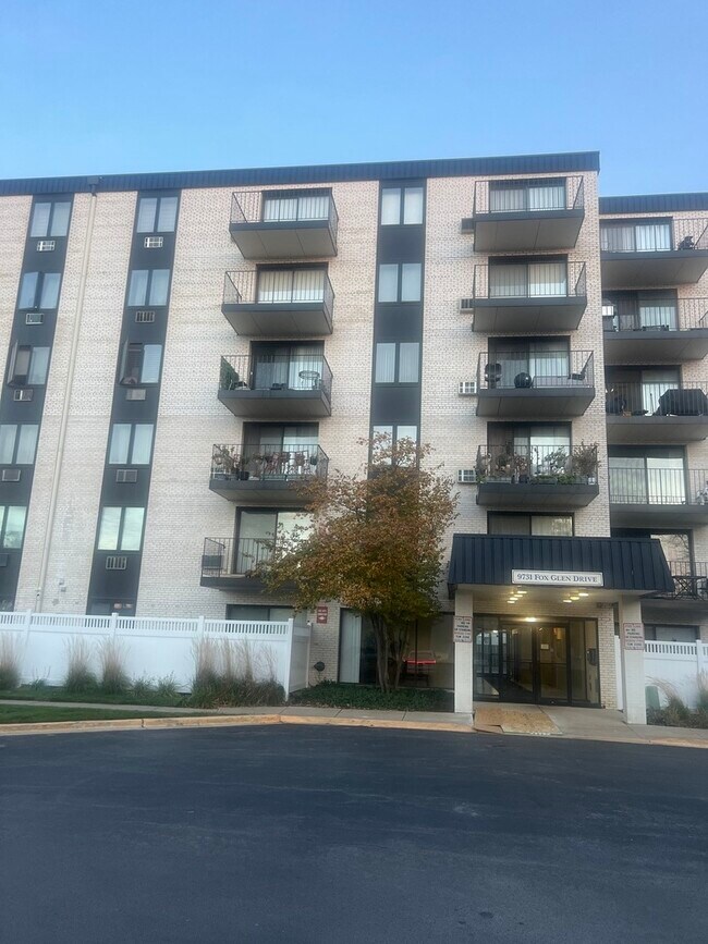 9731 Fox Glen Dr Unit 2M, Niles, IL 60714 Condo for Rent in Niles, IL