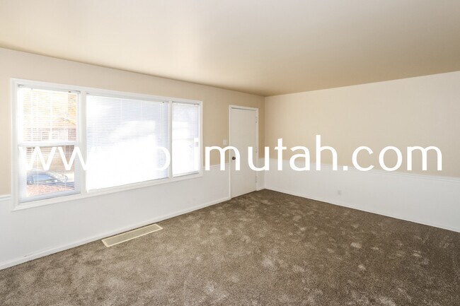 Building Photo - 1105 Laird Ave S