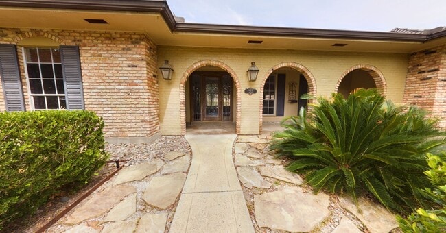 Building Photo - 3 Bedroom, 2 Bathroom House with a POOL is...