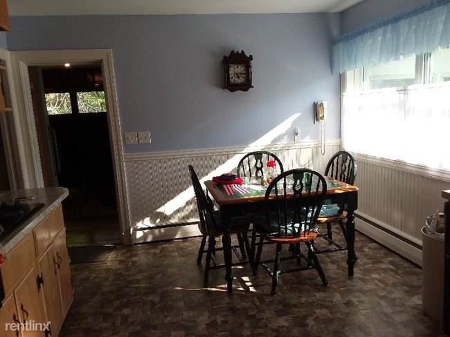 Foto del edificio - 3 br, 1 bath House - 24 Ferry Rd
