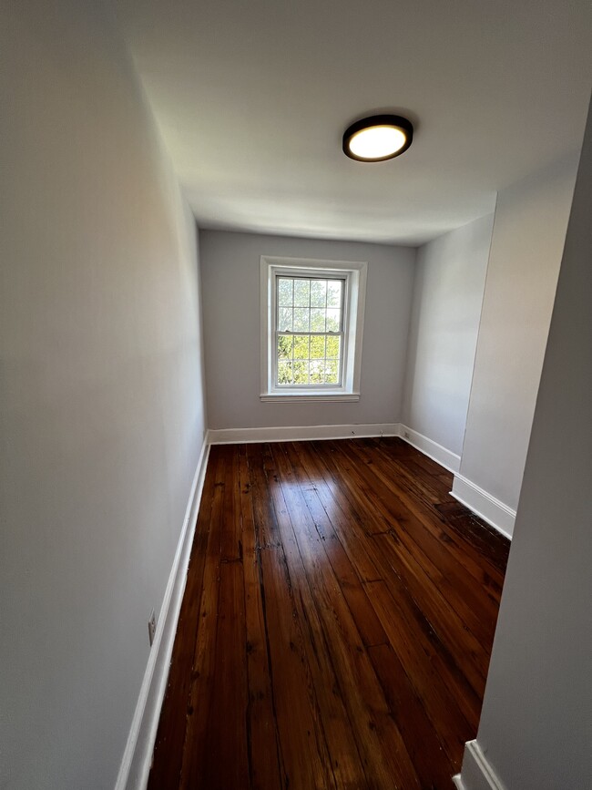 Building Photo - 726 S 10th St