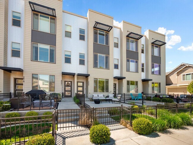 Foto del edificio - 2423 W Bridge Ave