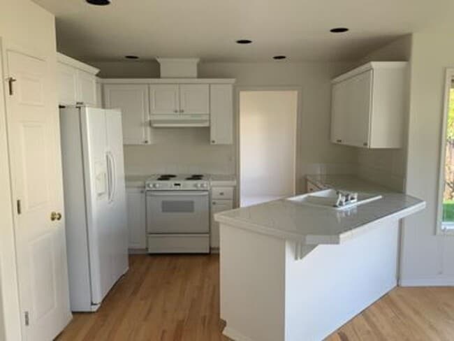 Building Photo - Beautiful Bethany Home with High Ceilings,...