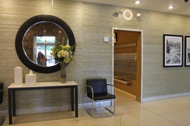 Foto del edificio - 555 W Cornelia Ave
