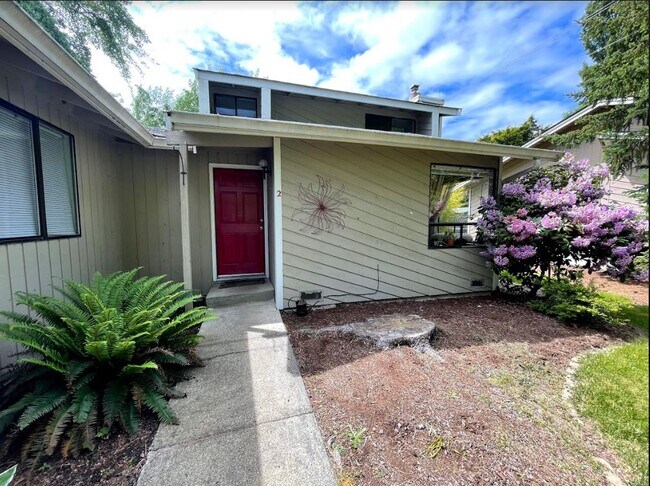 Precioso dúplex pequeño en una ubicación conveniente. - 2527 Superior St