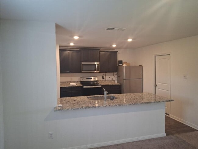 Building Photo - 405 Riverdale Dr