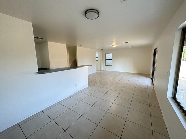 Building Photo - 723 W Ash Ridge Dr