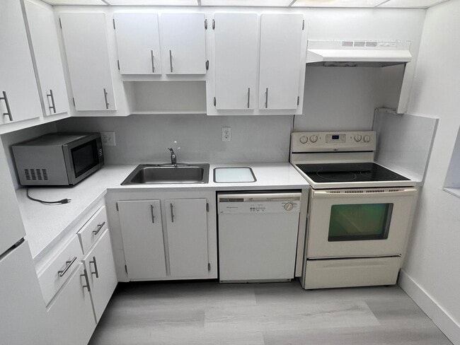 Building Photo - 13499 Biscayne Blvd