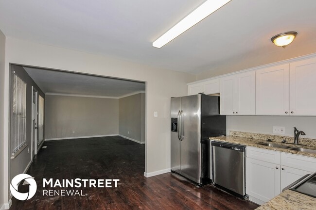 Building Photo - 11 Jamestown Dr