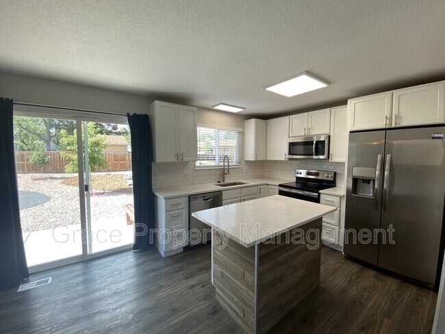 Building Photo - 9371 Bellaire Dr