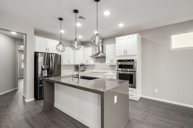 Building Photo - GORGEOUS PHOENIX HOME IN RESORT STYLE COMM...