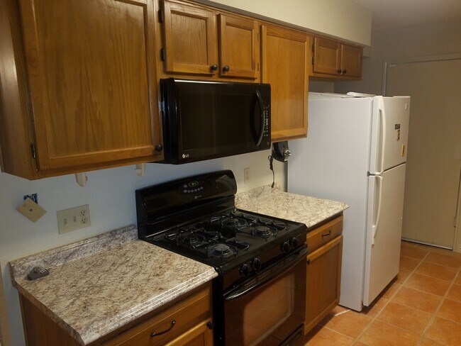 Estufa y microondas - 13705 cambourne dr