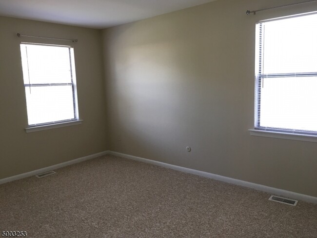Building Photo - 915 Yorkshire Dr