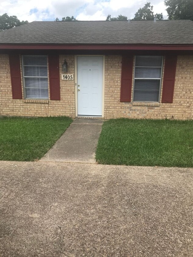 TWO BEDROOM DUPLEX WITH FENCED BACK YARD AVAILABLE 7/27/2026. - TWO BEDROOM DUPLEX WITH FENCED BACK YARD AVAILABLE 7/27/2026.