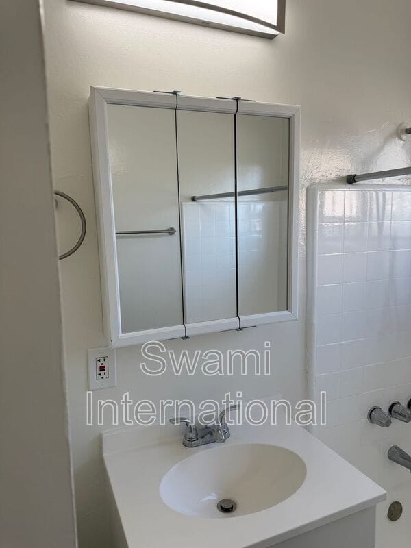 Foto del edificio - 1102 1/2 W. 92nd St.