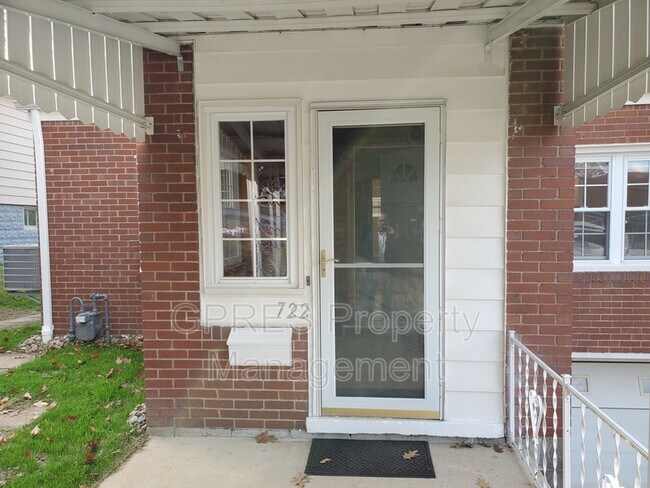 Building Photo - 722 7th St