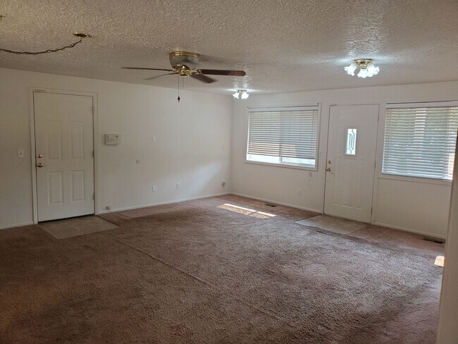 Building Photo - $2,595 - Comfortable Three Bedrooms, Two B...