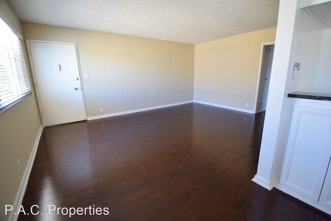 Building Photo - 2 br, 2 bath Apartment - 6512 Woodman Aven...