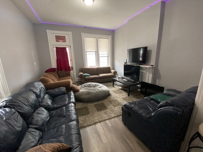 Building Photo - 7 bedroom/ 3bath Mins. from UC + Med Campu...