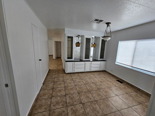 Foto del edificio - 2401 W Olive Ave