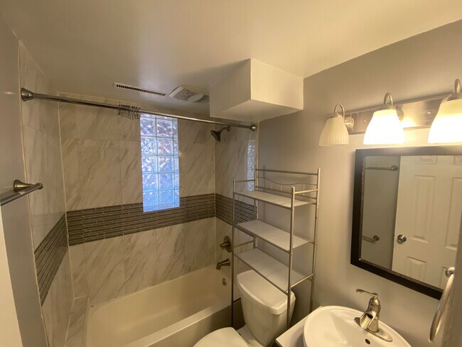 Full Bathroom - 4343 Navajo St