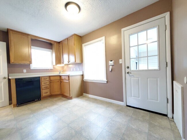 Building Photo - 4 Bed - 1 Bath Bungalow for Rent