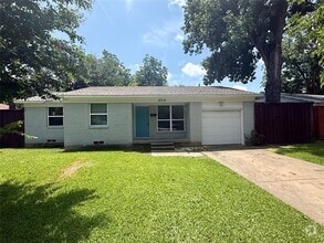 Building Photo - 2714 Maple Dr