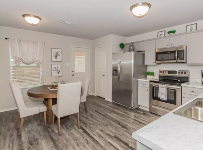 Foto del edificio - 5041 Woodstream Dr