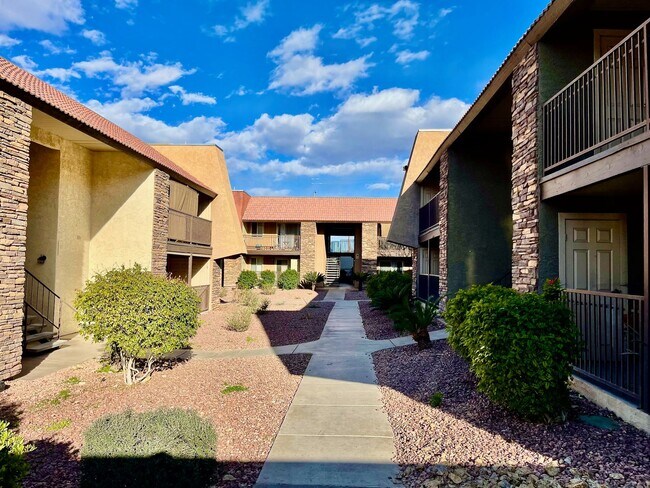 Building Photo - 2 BED 1 BATH 2ND FLOOR CONDO LOCATED IN 24...