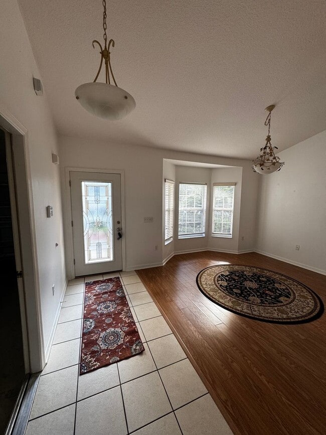 Building Photo - Spacious 4BR/2BA Home – Screened Lanai, Co...