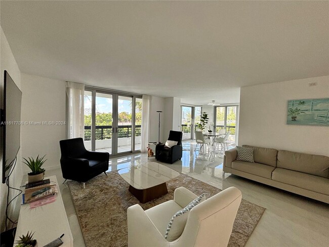 Foto del edificio - 3500 Mystic Pointe Dr