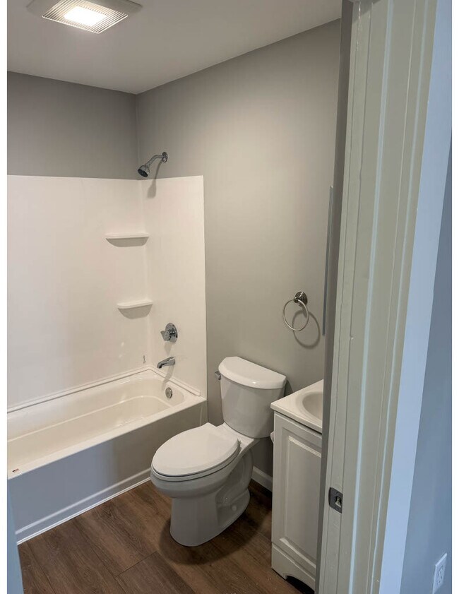 Upstairs Full bathroom - 43 Arthur St