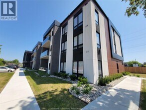 Building Photo - 140 Main St E